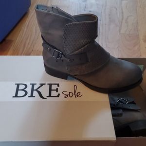 New in box bke boots from buckle
